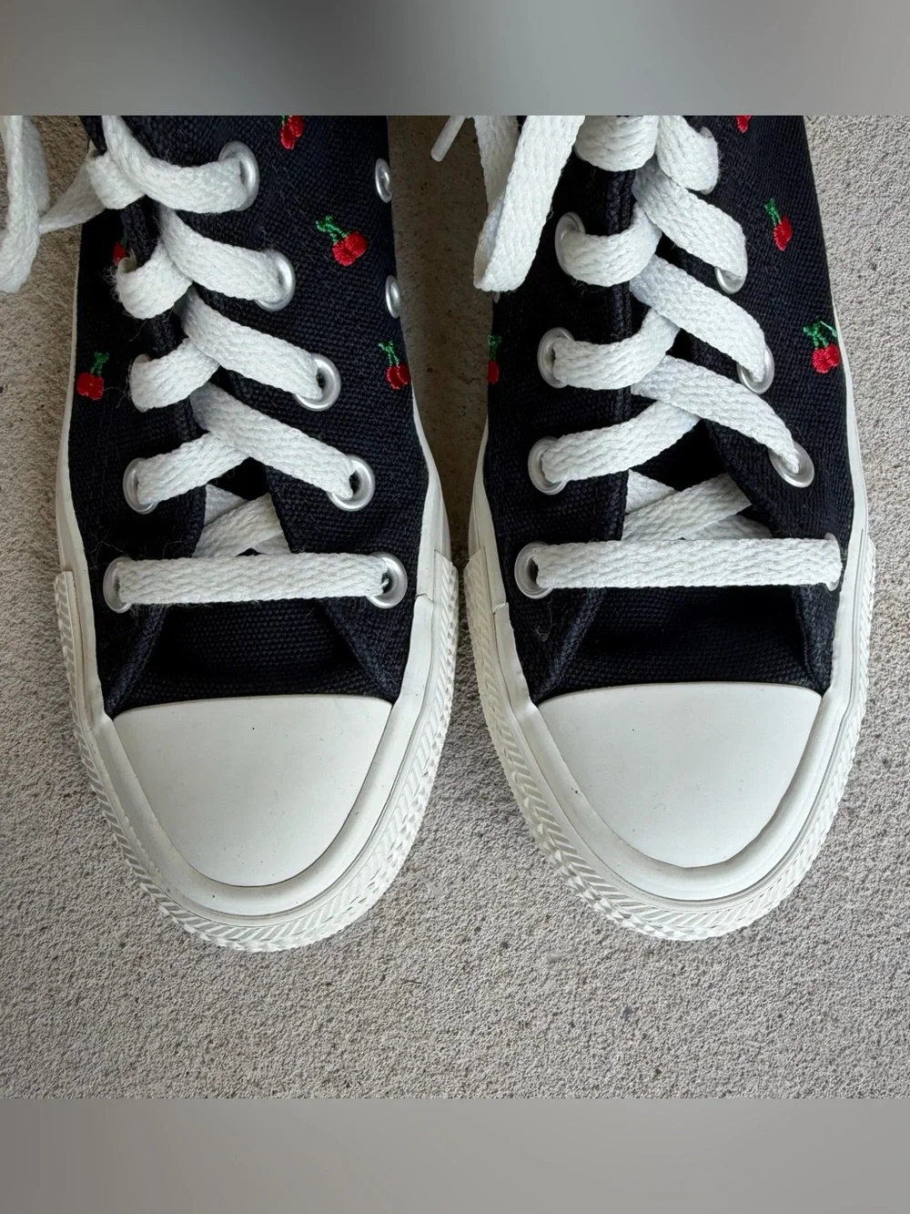 🍒💣 Cherry embroidered high top Converse